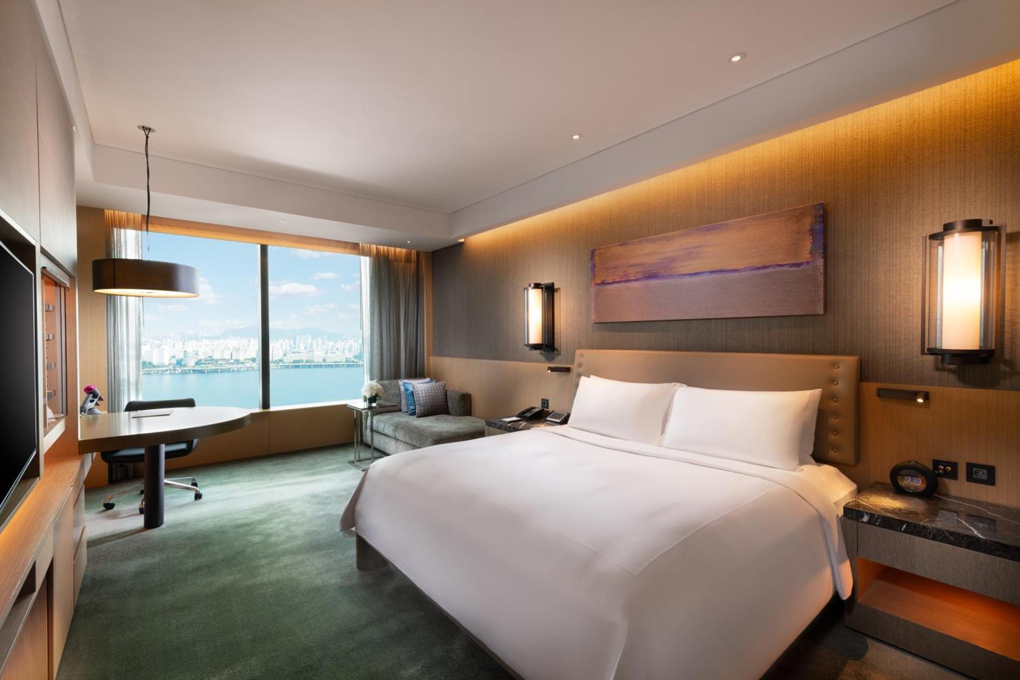 Deluxe King Room City River View