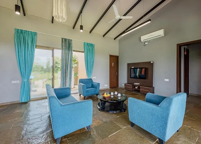 Saffronstays Rose Vineyard: Lakefront Pet-Friendly Villa in Nashik