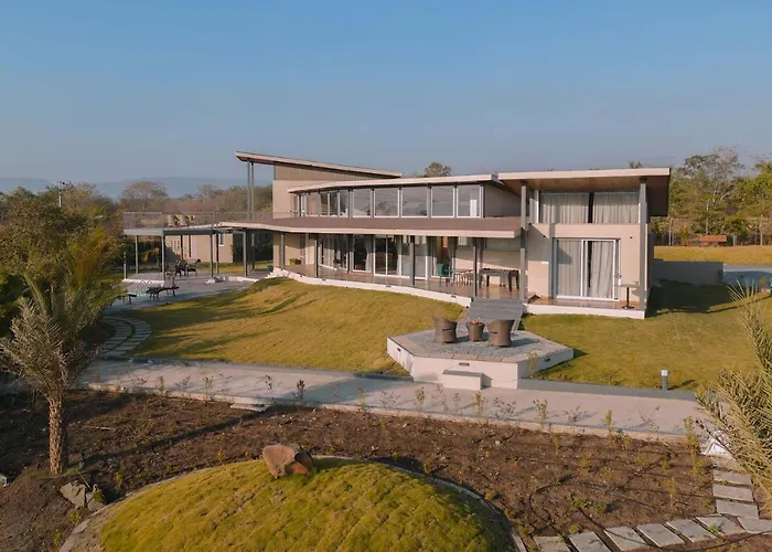 Bel Air Mansion: Tranquil Oasis with Deck, Gazebo & Amphitheatre Villa Lonavala