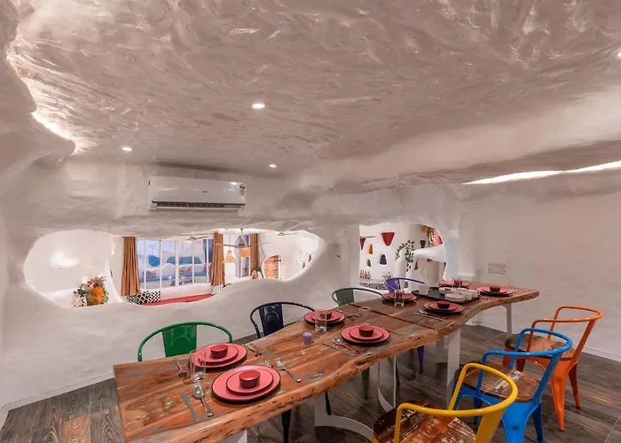 Villa Stonera: Mountain Retreat with Indoor Pool & Outdoor Firepit Nashik