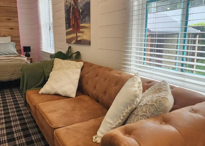 Daylesford - Frog Hollow Estate -The Cottage - Enjoy A Relaxing And Romantic Night Away In Our Gorgeous Little One Bedroom Romantic Cottage Under The Apple Tree With Water Views