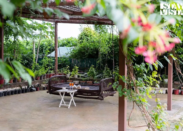 Stayvista's Glasshouse: Orchard Farmstay with Pool and Relaxation Gurgaon