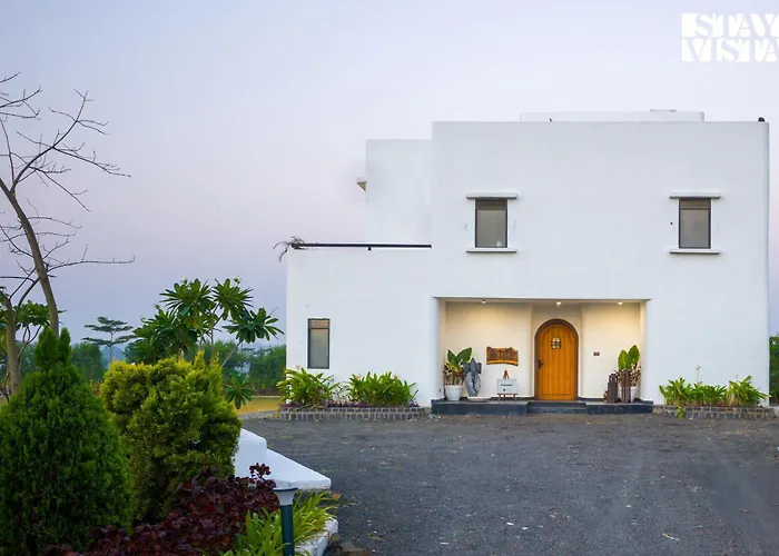 Stayvista At Lotus By The Lake With Pool, Bbq & Lawn Indore