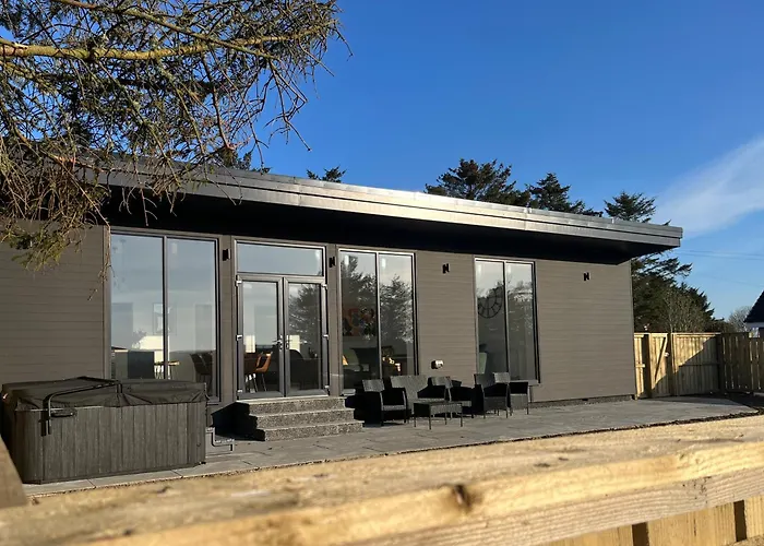Thrumster Lodges - 3 Luxurious Self Catering Lodges On The Nc500, 2 With Hot Tubs Wick 
